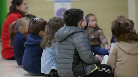 Triacastela, Lugo. Comienzo de las clases en educaci&oacute;n primaria en toda Espa&ntilde;a. En Triacastela, los alumnos y alumnas del CEIP Eduardo Cela Vila acuden el primer d&iacute;a a las aulas. Triacastela mantiene dos aulas abiertas en el colegio, una que agrupa a los alumnos de infantil y otra que agrupa a los de primaria, hasta sumar en total 19 alumnos que mantienen la matr&iacute;cula del pasado curso.