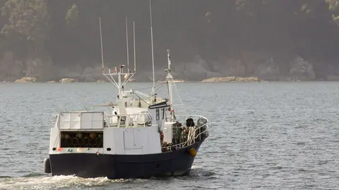 A Mari&ntilde;a, Lugo. El reciente veto de la UE a la faena de los barcos arrastreros en m&aacute;s de 70 caladeros, aboca a centenares de barcos al paro forzoso y a un proyecto econ&oacute;mico inviable. Representantes del sector exigen a las administraciones que recurran la euroorden y anuncian movilizaciones en defensa del sector. En la imagen, un barco de pesca sale a la mar en la Ria de Viveiro en la tarde del lunes 3 de octubre