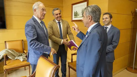 13:15 horas. Gobierno de Cantabria
El presidente de Cantabria, Miguel &Aacute;ngel Revilla, se re&uacute;ne con representantes de la Asociaci&oacute;n Nacional de Productores de Energ&iacute;a Fotovoltaica (ANPIER), encabezados por su presidente, Miguel &Aacute;ngel Mart&iacute;nez-Aroca. 
06 NOVIEMBRE 2022 &copy; Miguel De la Parra