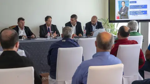 14:00 horas. Hotel Milagros Golf, Mogro
El consejero de Obras P&uacute;blicas, Ordenaci&oacute;n del Territorio y Urbanismo, Jos&eacute; Luis
Gochicoa, clausura la asamblea de la Asociaci&oacute;n de Excavadores. 07 OCTUBRE 2022 &copy; Miguel de la Parra