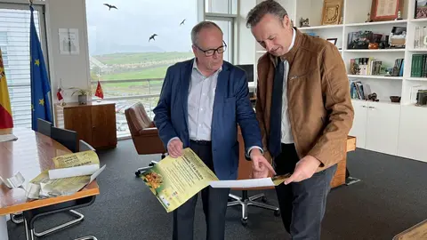 11:30 horas
 
Despacho del consejero
 
El consejero de Desarrollo Rural, Ganader&iacute;a, Pesca, Alimentaci&oacute;n y Medio Ambiente, Guillermo Blanco, presenta el cartel de la feria ap&iacute;cola de Campoo de Yuso. 07 OCTUBRE 2022 &copy; Oficina de comunicaci&oacute;n