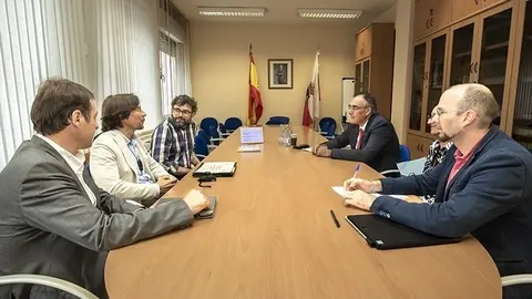 12.30.- Consejer&iacute;a de Sanidad
EL consejero de Sanidad, Ra&uacute;l Pesquera, recibe a la Asociaci&oacute;n de Implantados Cocleares.
Fotograf&iacute;a: Silvia Bouzo