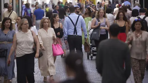 Detalle del flujo de personas por la calle Vel&aacute;zquez de Sevilla, a 21 de junio de 2022 en Sevilla (Andaluc&iacute;a, Espa&ntilde;a)