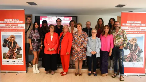 Desfile Solidario Mujeres Reales &middot; Día Mundial Contra el Cáncer de Mama'22 - Foto familia presentación