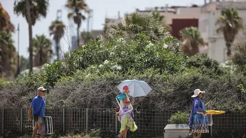 ROBER SOLSONA&hellip;20220812&hellip;VALENCIA&hellip;.LA PLAYA DE LA MALVARROSA SE LLENA DE BA&Ntilde;ISTAS DEBIDO A LAS ALTAS TEMPERATURAS.