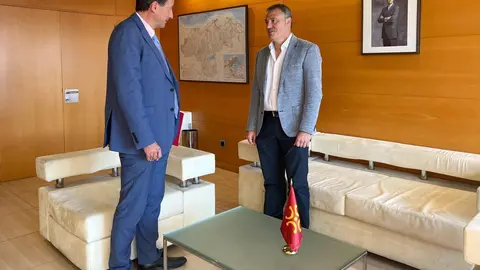 10:30 horas. Despacho del consejero de Obras P&uacute;blicas, Ordenaci&oacute;n del Territorio y Urbanismo. El consejero de Obras P&uacute;blicas, Ordenaci&oacute;n del Territorio y Urbanismo, Jos&eacute; Luis Gochicoa, se re&uacute;ne con el alcalde de Ruesga, Jes&uacute;s Ram&oacute;n Ochoa.