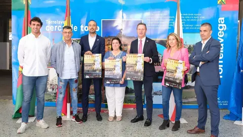 10:45 horas Mercado Nacional de Ganados de Torrelavega. El consejero de Desarrollo Rural, Ganader&iacute;a, Pesca, Alimentaci&oacute;n y Medio Ambiente, Guillermo Blanco, presenta el cartel de la XI Feria Nacional Ap&iacute;cola de Cantabria. 20 de octubre de 2022 &copy; Ra&uacute;l Lucio