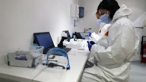 MLG 27-11-2020.-Vistas del interior de uno de los camiones que recorrer&aacute;n Andaluc&iacute;a con equipos m&oacute;viles para hacer pruebas del covid, donde est&aacute; previsto realizar 700 pruebas de PCR al d&iacute;a, en la imagen dos sanitarias manipulan dichos test.-&Aacute;LEX ZEA.