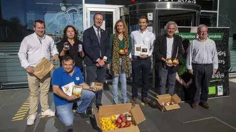 12:00 horas. Consejer&iacute;a de Desarrollo Rural, Ganader&iacute;a, Pesca, Alimentaci&oacute;n y Medio Ambiente
El consejero de Desarrollo Rural, Ganader&iacute;a, Pesca, Alimentaci&oacute;n y Medio Ambiente, Guillermo Blanco, recibe a los productores c&aacute;ntabros que participan en la Feria Biocultura de Madrid. 26 OCTUBRE 2022 &copy; Miguel de la Parra
