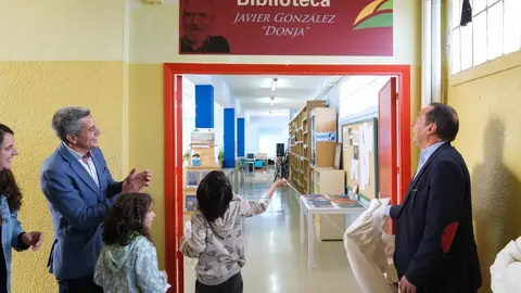 11:00 horas. IES Montesclaros de Reinosa. El vicepresidente y consejero de Universidades, Igualdad, Cultura y Deporte, Pablo Zuloaga, inaugura la nueva biblioteca del centro educativo. 26 de octubre de 2022 &copy; Ra&uacute;l Lucio