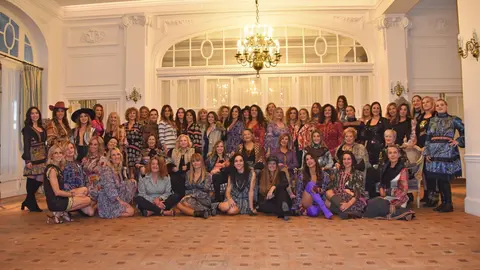 Desfile Solidario Mujeres Real es &middot; Día Mundial Contra el Cáncer de Mama'22 - Foto familia  participantes Pilar Sanchez