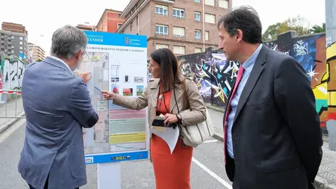 11:00 horas. Intersecci&oacute;n de la calle Casimiro Sainz con Canalejas, Santander. 
El consejero de Obras P&uacute;blicas, Ordenaci&oacute;n del Territorio y Urbanismo, Jos&eacute; Luis Gochicoa, visita las obras que se est&aacute;n acometiendo en la zona para mejorar la movilidad. 8 de noviembre de 2022 &copy; Ra&uacute;l Lucio