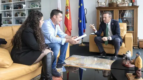 11:30 horas. Despacho del consejero de Desarrollo Rural, Ganader&iacute;a, Pesca, Alimentaci&oacute;n y Medio Ambiente
El consejero de Desarrollo Rural, Ganader&iacute;a, Pesca, Alimentaci&oacute;n y Medio Ambiente, Guillermo Blanco, se re&uacute;ne con el alcalde de Lamas&oacute;n, Luis &Aacute;ngel Ag&uuml;eros.
08 de noviembre de 2022
Fotograf&iacute;a: Silvia Bouzo 