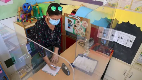 MLG 09-09-2020.-Una profesora prepara la documetaci&oacute;n del inicio del curso escolar entre dos mamp&aacute;ras en el del colegio p&uacute;blico Pablo Neruda, en el aula infantil como medidas preventivas ante el COVID-19.-&Aacute;LEX ZEA.