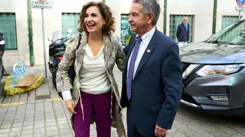 16/11/22  SANTANDER
ep  
La ministra de Hacienda, Mar&iacute;a Jes&uacute;s Montero; el presidente de Cantabria, Miguel &Aacute;ngel Revilla; y el vicepresidente, Pablo Zuloaga, firman los convenios de colaboraci&oacute;n entre el Estado y la Comunidad Aut&oacute;noma para la financiaci&oacute;n del Hospital Valdecilla, La Pasiega y el MUPAC


FOTO: JUAN MANUEL SERRANO ARCE
