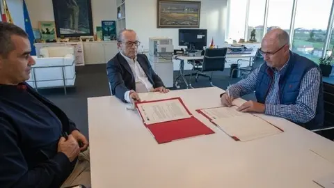 09:30.- Despacho del consejero (PCTCAN)
El consejero de Industria, Turismo, Innovaci&oacute;n, Transporte y Comercio, Javier L&oacute;pez Marcano, firma un convenio con el presidente de la Red de Desarrollo Rural, Leoncio Carrascal. 26 OCTUBRE 2022 &copy; Miguel de la Parra