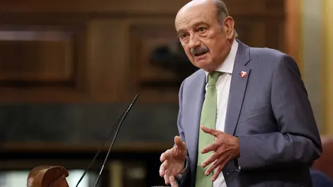 MADRID, 10/05/2022.- El diputado del Partido Regionalista de Cantabria Jos&eacute; Mar&iacute;a Maz&oacute;n interviene este martes en el Congreso de los Diputados en Madrid. El Congreso ha rechazado hoy la iniciativa legislativa del Parlamento de Cantabria de que se estudie modificar la Ley de Costas para que se puedan prorrogar concesiones de explotaci&oacute;n de &aacute;reas mar&iacute;timo-terrestres actualmente vigentes. EFE/Kiko Huesca
