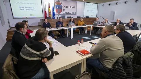 El consejero de Industria, Turismo, Innovaci&oacute;n, Transporte y Comercio, Javier L&oacute;pez Marcano, mesa de di&aacute;logo social. 28 NOVIEMBRE 2022 &copy;&nbsp;Miguel De la Parra