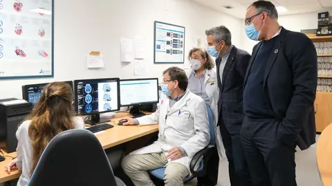 10:00 horas. Pabell&oacute;n 21 (Hospital Universitario Marqu&eacute;s de Valdecilla). El vicepresidente y consejero de Universidades, Igualdad, Cultura y Deporte, Pablo Zuloaga, y el consejero de Sanidad, Ra&uacute;l Pesquera, realizan declaraciones los medios de comunicaci&oacute;n, tras realizar una visita al Servicio de Medicina Nuclear. 28 de noviembre de 2022 &copy; Ra&uacute;l Lucio