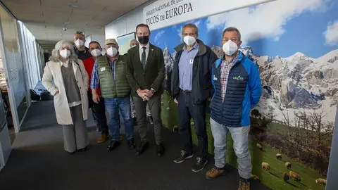09:30 horas. Sala de reuniones de la Consejer&iacute;a de Desarrollo Rural, Ganader&iacute;a, Pesca, Alimentaci&oacute;n y Medio Ambiente (planta 3)
El consejero de Desarrollo Rural, Ganader&iacute;a, Pesca, Alimentaci&oacute;n y Medio Ambiente, Guillermo Blanco, se re&uacute;ne con los alcaldes de Tresviso, Javier Campo, de Cillorigo de Liebana, Jes&uacute;s Cuevas, y de Camale&ntilde;o, Oscar Casares. 28 NOVIEMBRE 2022 &copy; Miguel De la Parra