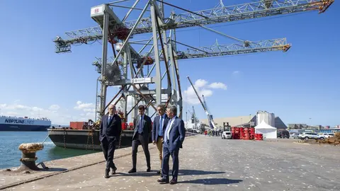 13:00 horas. Muelle de Raos 3. Puerto de Santander
El presidente de Cantabria, Miguel &Aacute;ngel Revilla, y el consejero de Industria, Turismo, Innovaci&oacute;n, Transporte y Comercio, Javier L&oacute;pez Marcano, asisten a la llegada de las gr&uacute;as para la nueva terminal de contenedores de Boluda. 20 SEPTIEMBRE 2022 &copy; Miguel De la Parra
