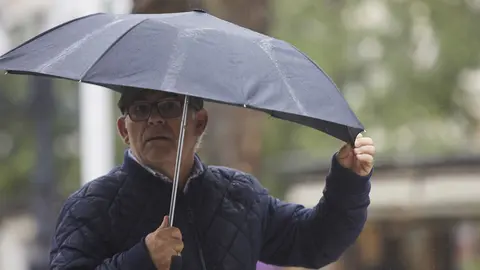 Un hombre aguanta su paraguas por las fuertes rachas de viento durante la llegada de la borrasca Efra&iacute;n a C&aacute;diz, a 13 de diciembre de 2022 en C&aacute;diz (Andaluc&iacute;a, Espa&ntilde;a). La borrasca Efra&iacute;n llega a Espa&ntilde;a por la zona oeste de la pen&iacute;nsula ib&eacute;rica. Este fen&oacute;meno meteorol&oacute;gico dejara fuertes lluvias y rachas de vientos.