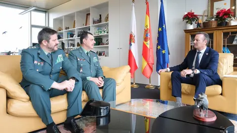 10:45 horas. Despacho del consejero de Desarrollo Rural, Ganader&iacute;a, Pesca, Alimentaci&oacute;n y Medio Ambiente. El consejero de Desarrollo Rural, Ganader&iacute;a, Pesca, Alimentaci&oacute;n y Medio Ambiente, Guillermo Blanco, se re&uacute;ne con el coronel jefe de la Guardia Civil en Cantabria, Antonio Orantos. 22 de diciembre de 2022 &copy; Ra&uacute;l Lucio