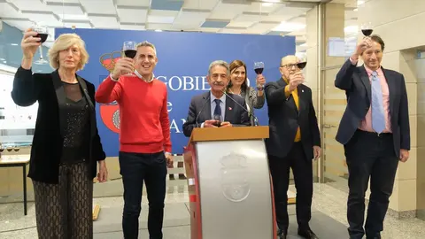 13:00 horas. Gobierno de Cantabria. El presidente de Cantabria, Miguel &Aacute;ngel Revilla, y la consejera de Presidencia, Interior, Justicia y Acci&oacute;n Exterior, Paula Fern&aacute;ndez Via&ntilde;a, felicitan las fiestas navide&ntilde;as a los empleados p&uacute;blicos. 23 de diciembre de 2022 &copy; Ra&uacute;l Lucio