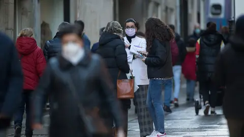 Lugo. Levantamiento del cierre perimetral decretado por la Xunta de Galicia por los indices de contagio de la poblacion con el Covid19. El levantamiento del cierre se produce en el momento en que la ciudad de la Muralla se convierte en la ciudad gallega con menor indice de contagios. En la imagen, gente paseando y conversando en la Rua San Pedro en la tarde del miercoles 30 de Diciembre