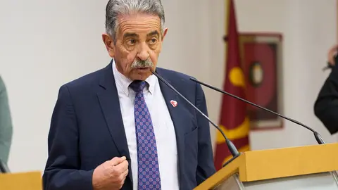 16/11/22  SANTANDER
ep  
La ministra de Hacienda, Mar&iacute;a Jes&uacute;s Montero; el presidente de Cantabria, Miguel &Aacute;ngel Revilla; y el vicepresidente, Pablo Zuloaga, firman los convenios de colaboraci&oacute;n entre el Estado y la Comunidad Aut&oacute;noma para la financiaci&oacute;n del Hospital Valdecilla, La Pasiega y el MUPAC


FOTO: JUAN MANUEL SERRANO ARCE
