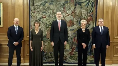 Su Mejestad el Rey junto a los nuevos magistrados del Tribunal Constitucional, Juan Carlos Campo, Laura D&iacute;ez Bueso, Mar&iacute;a Luisa Segoviano y C&eacute;sar Tolosa Tribi&ntilde;o