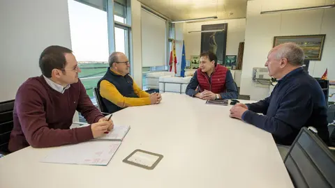 09:00.- Despacho del consejero
El consejero de Industria, Turismo, Innovaci&oacute;n, Transporte y Comercio, Javier L&oacute;pez Marcano, mantiene una reuni&oacute;n con Mec&aacute;nicas Bra&ntilde;osera.
10 ENERO 2023 &copy; Miguel De la Parra
