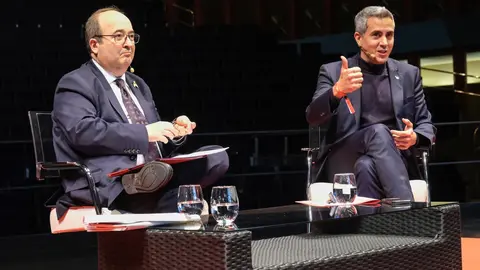 10:00 horas. Palacio de Festivales (Sala Argenta). El vicepresidente y consejero de Universidades, Igualdad, Cultura y Deporte, Pablo Zuloaga, y el ministro de Cultura, Miguel Iceta, junto con las consejeras de Educaci&oacute;n y Formaci&oacute;n Profesional, Marina Lomb&oacute;, y de Empleo y Pol&iacute;ticas Sociales, Eugenia G&oacute;mez de Diego, participan en el coloquio &lsquo;Caf&eacute;s en el Escenario&rsquo;. 11 de enero de 2023 &copy; Ra&uacute;l Lucio