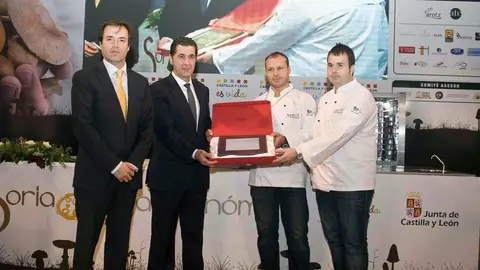 SORIA GASTRON&Oacute;MICA. Placa a Cantabria.

 

Director general turismo, Francisco Agudo,  recoge placa otorgada a Cantabria en Soria Gastron&oacute;mica
29-OCTUBRE-2012