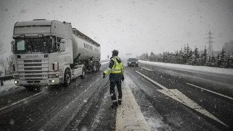 DAVID S. BUSTAMANTE 02/02/2018 REINOSA/ CANTABRIA La Guardia Civil de Trafico corta la A-67 a la altura de Reinosa por la intensa nevada que esta tapando de nieve la calzada
