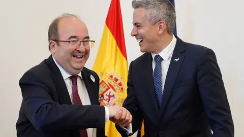 GRAF4765. MADRID, 07/07/2022.- El ministro de Cultura y Deporte, Miquel Iceta (i) junto con el vicepresidente y consejero de Universidades, Igualdad, Cultura y Deporte, Pablo Zuloaga (d) durante la firma del convenio para la puesta en marcha del Centro Internacional de Arte Rupestre de la UNESCO este jueves en la sede del ministerio. EFE/ Emilio Naranjo