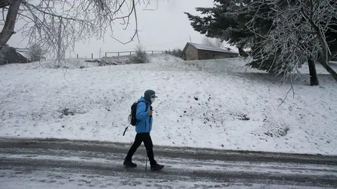 O Cebreiro, Pedrafita do Cebreiro, Lugo. Primera nevada del a&ntilde;o en las cumbres gallegas. La madrugada del s&aacute;bado al domingo ha dejado un manto nevado en alturas superiores a los 800mts. La nevada de hoy es la primera esperada tras la entrada de un frente fr&iacute;o que afectar&aacute; al norte peninsular durante toda la semana. En la imagen, un peregrino camina por un camino helado de O Cebreiro en la ma&ntilde;ana del domingo 15 de enero
