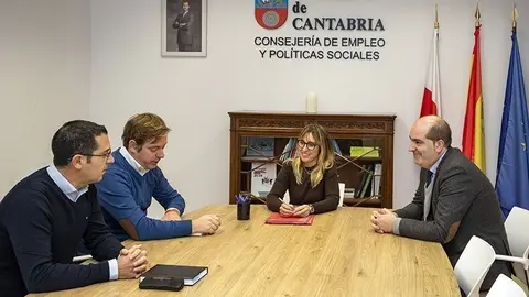 09:30 horas. Despacho consejera de Empleo y Pol&iacute;ticas Sociales
La consejera de Empleo y Pol&iacute;ticas Sociales, Eugenia G&oacute;mez de Diego, se re&uacute;ne con el presidente de la Federaci&oacute;n de Municipios de Cantabria (FMC), Pablo Diestro.
