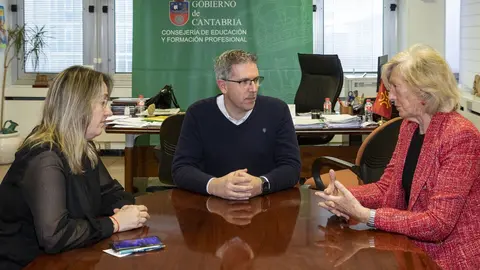 11:00 horas. Despacho de la consejera de Educaci&oacute;n y Formaci&oacute;n Profesional
La consejera de Educaci&oacute;n y Formaci&oacute;n Profesional, Marina Lomb&oacute;, recibe al docente Ra&uacute;l Diego, reconocido con el Premio Nacional de Educaci&oacute;n (Experiencias Educativas Inspiradoras para el aprendizaje).
