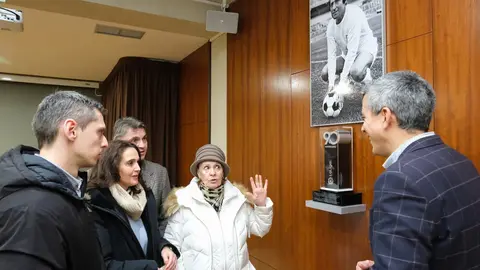 12:00.- Casa del Deporte Paco Gento. Santander. El vicepresidente y consejero de Universidades, Igualdad, Cultura y Deporte, Pablo Zuloaga, descubre la vitrina con el trofeo cedido por la familia de Paco Gento. 18 de enero de 2023 &copy; Ra&uacute;l Lucio
