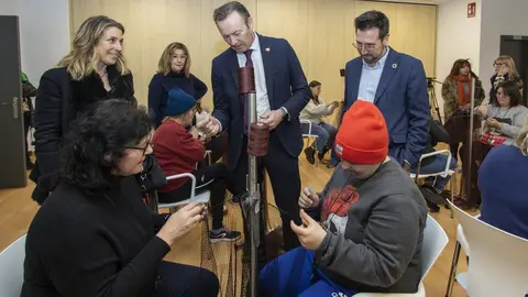 11:30 horas. &Aacute;rea de formaci&oacute;n de la Cofrad&iacute;a de Pescadores de Colindres, Puerto de Colindres
El consejero de Desarrollo Rural, Ganader&iacute;a, Pesca, Alimentaci&oacute;n y Medio Ambiente, Guillermo Blanco, inaugura el curso de iniciaci&oacute;n al mantenimiento de artes y aparejos de pesca para rederas. Posteriormente, acudir&aacute; a la aula de formaci&oacute;n de la Cofrad&iacute;a de Pescadores de Santo&ntilde;a para inaugurar el mismo curso formativo.

