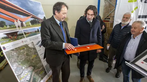 12:00 horas. Radio Teiba. Parque Empresarial Morero, Parcela 2-11, Naves 1, 15 y 16. Guarnizo. El Astillero
El consejero de Obras P&uacute;blicas, Ordenaci&oacute;n del Territorio y Urbanismo, Jos&eacute; Luis Gochicoa, presenta la fase 3 del proyecto del pol&iacute;gono de Morero. 27 ENERO 2023 &copy; Miguel De la Parra
