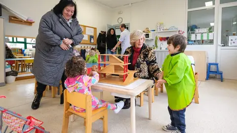 10:00 horas. Barrio La Iglesia, Ruiloba. La consejera de Educaci&oacute;n y Formaci&oacute;n Profesional, Marina Lomb&oacute;, visita el CEIP Santiago Galas. 1 de febrero de 2023 &copy; Ra&uacute;l Lucio