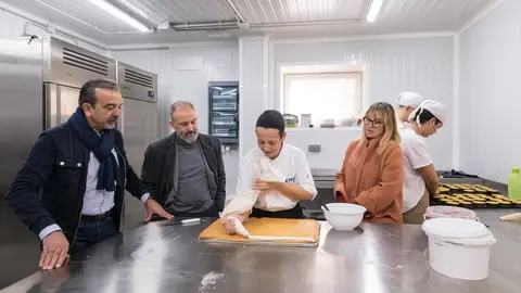 12:00 horas. Revilla de Camargo. Barrio La Calva, 125. La consejera de Empleo y Pol&iacute;ticas Sociales, Eugenia G&oacute;mez de Diego, visita las instalaciones del Obrador `El Lambi&oacute;n&acute; de la Fundaci&oacute;n Cuin y su empresa de inserci&oacute;n `Incluye Cantabria&acute;. 2 de febrero de 2023 &copy; Ra&uacute;l Lucio