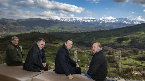 12:30 horas. Alo&ntilde;os, Villacarriedo
El consejero de Desarrollo Rural, Ganader&iacute;a, Pesca, Alimentaci&oacute;n y Medio Ambiente, Guillermo Blanco, visita las obras de construcci&oacute;n de un mirador en esta localidad.
Cobertura de nota y foto
