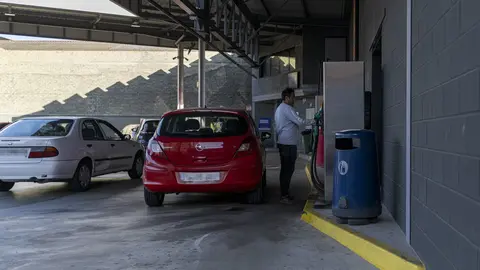 Cola de coches en una gasolinera de L'Hospitalet de Llobregat (Barcelona, Catalunya, Espa&ntilde;a) el 31 de diciembre de 2022, &uacute;ltimo d&iacute;a de la bonificaci&oacute;n del Gobierno al combustible: un descuento de 0,20 euros por litro repostado, seg&uacute;n el Real Decreto-ley 6/2022 de 29 de marzo que fija medidas urgentes dentro el Plan Nacional de respuesta a las consecuencias socioecon&oacute;micas de la guerra en Ucrania.
