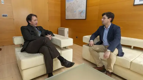 13:00 horas. Despacho del consejero de Obras P&uacute;blicas, Ordenaci&oacute;n del Territorio y Urbanismo

El consejero de Obras P&uacute;blicas, Ordenaci&oacute;n del Territorio y Urbanismo, Jos&eacute; Luis Gochicoa, se re&uacute;ne con el presidente de la Junta Vecinal de Bejes con motivo de la llegada de la Vuelta Ciclista a Espa&ntilde;a a ese n&uacute;cleo. 
7 febrero 2023 &copy; Miguel De la Parra