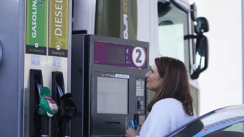 Una mujer paga en una gasolinera autoservicio tras la supresi&oacute;n de la bonificaci&oacute;n de 0,20&euro; por el gobierno de Espa&ntilde;a, a 3 de enero de 2023 en Sevilla (Andaluc&iacute;a, Espa&ntilde;a). Desde el inicio del nuevo a&ntilde;o, 2023, el gobierno de Espa&ntilde;a suprimi&oacute; la bonificaci&oacute;n de 0,20&euro; por litro de combustible para aliviar los bolsillos de los conductores.