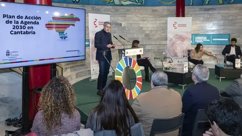 10:30 horas. Palacio de Festivales (Sala Mar&iacute;a Blanchard)
El vicepresidente y consejero de Universidades, Igualdad, Cultura y Deporte, Pablo Zuloaga, junto a la consejera de Empleo y Pol&iacute;ticas Sociales, Eugenia G&oacute;mez de Diego, presenta el Plan de Acci&oacute;n de la Agenda 2030 en Cantabria.
