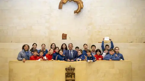 10:15 horas. Parlamento de Cantabria
El presidente de Cantabria, Miguel &Aacute;ngel Revilla, acompa&ntilde;a a alumnos del colegio
Escolapios de Santander en su visita a la C&aacute;mara auton&oacute;mica, en el marco del
programa &lsquo;Escuela en democracia&rsquo;.14 FEBRERO 2023 &copy; Miguel De la Parra